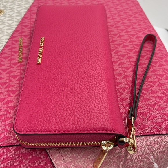MICHAEL KORS
Leather Continental Wristlet Phone Case Wallet
Electric Pink
NWT - Picture 16 of 16